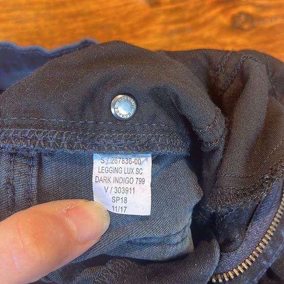 Banana Republic Premium Denim Black - Size 28 - Picture 6 of 7